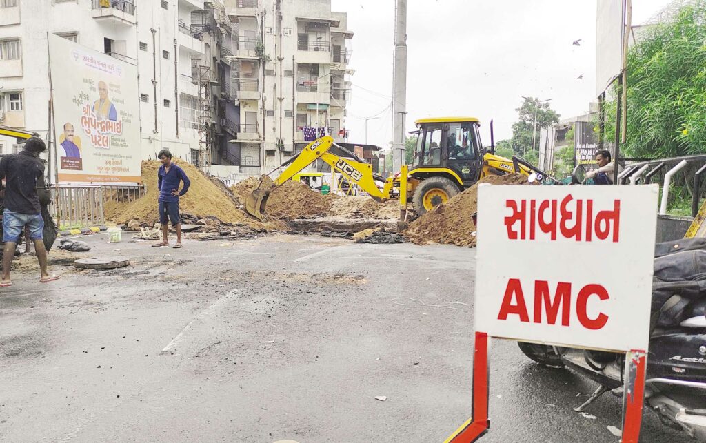 It will take a month to repair the Vastral-Vallabhasadan Pothole.