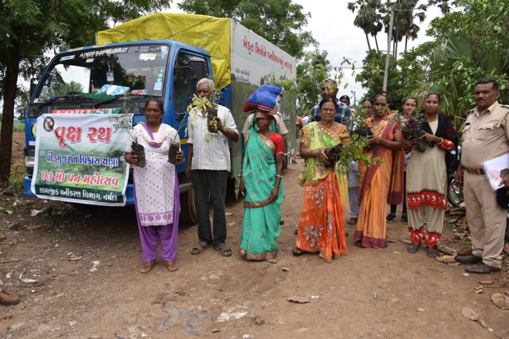About 4 lakh saplings were distributed free of charge in Narmada district through "Vriksha Rath".