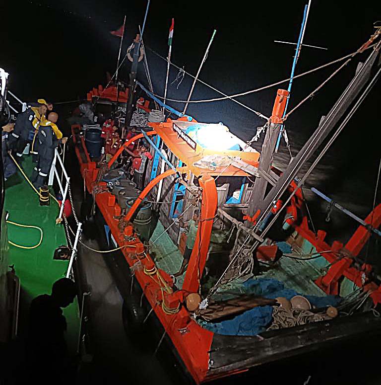 INDIAN COAST GUARD RESCUES FIVE FISHERMEN DURING MIDNIGHT OPERATION OFF OKHA