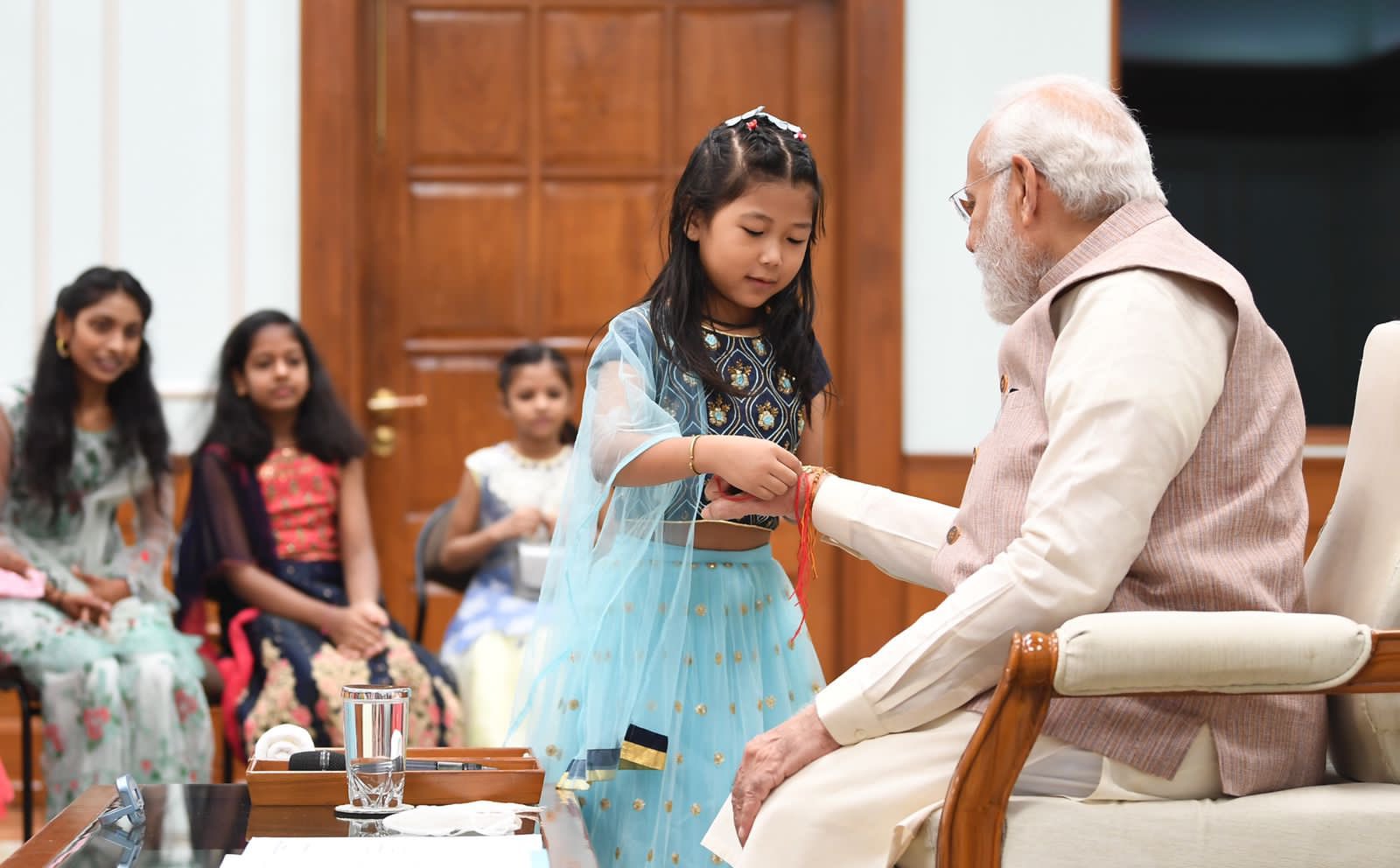 Prime Minister Modi celebrated Rakshabandhan with daughters of PMO staff