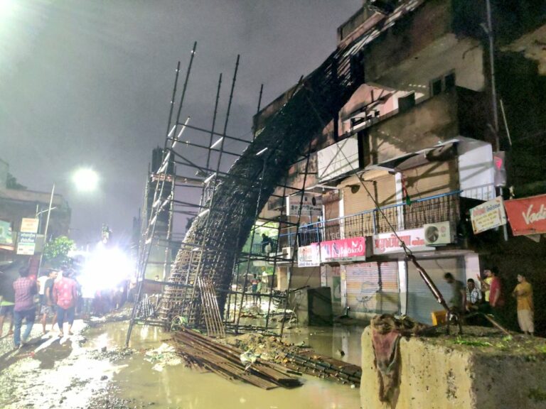 Due to the carelessness of the rickshaw puller, the pillar of the metro caved in