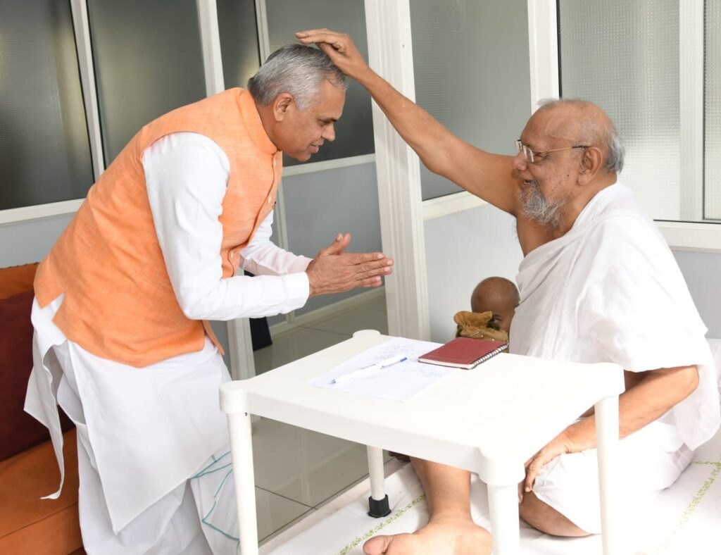 Governor devvrat met Jain acharya Vijay Ratnasundarsurishwarji.